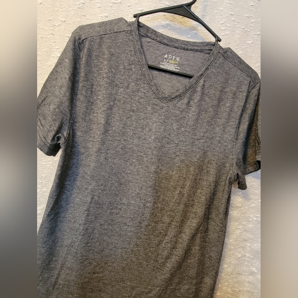 Heathered Men's V-Neck Tee